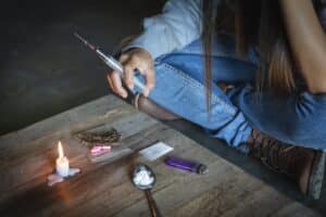 Hombre drogadicto inyectándose heroína en el brazo, Drogadicto con jeringa usando drogas, Concepto de drogas, 26 de junio, Día Internacional contra el Abuso de Drogas.