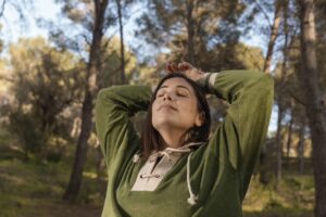 mujer haciendo yoga para su salud mental