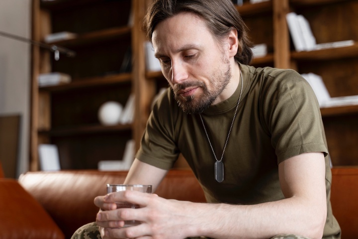 Persona reflexionando sobre los síntomas del alcoholismo y la importancia de buscar ayuda profesional